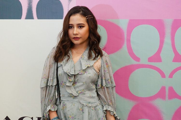 Artis peran Prilly Latuconsina saat ditemui di Senayan City, Jakarta Selatan, Selasa (2/4/2019).