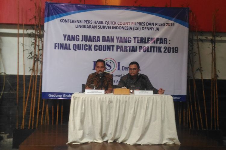 Peneliti LSI Rully Akbar (kanan) saat konferensi pers di kantor LSI, Jakarta Timur, Kamis (18/4/2019).