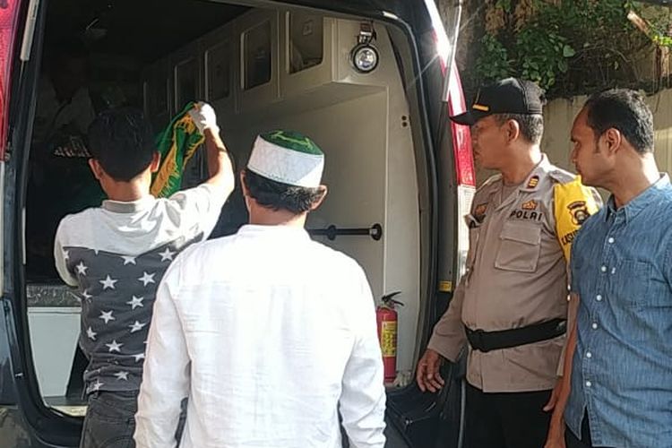 Jenazah Fera Oktaria (21)korban mutilasi saat dibawa pihak keluarga dari rumah sakit Bhayangkara Palembang, Sabtu (11/5/2019). Korban sebelumnya ditemukan tewas disalah satu penginapan di Kabupaten Musi Banyuasin (Muba), Sumatera Selatan.