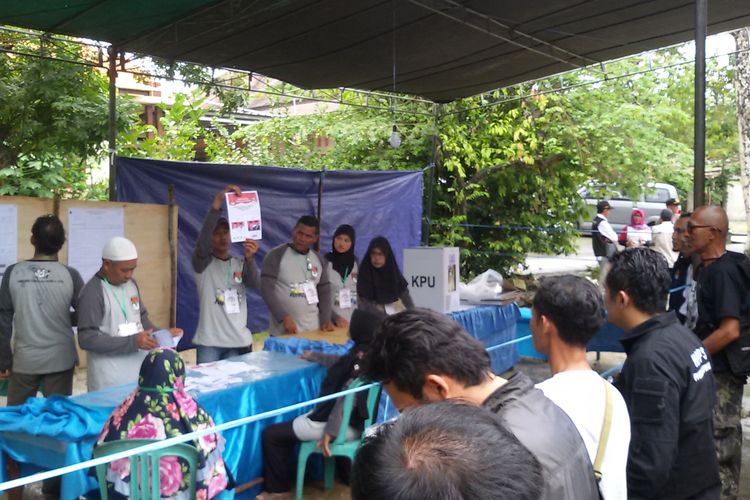Petugas saat penghitungan suara PSU di TPS 04 Kacang Pedang, Pangkal Pinang, Sabtu (27/4/2019).