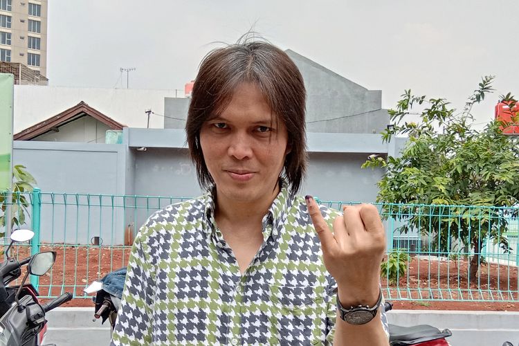Once Mekel menggunakan hak pilihnya di TPS 48, Pondok Indah, Jakarta Selatan, Rabu (17/4/2019).