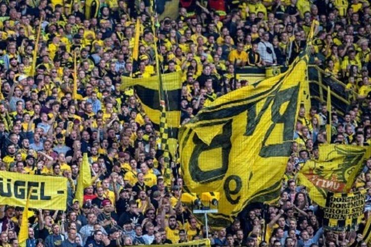 Suporter Borussia Dortmund mendukung tim kesayangannya pada pertandingan versus RB Leipzig di Stadion Signal Iduna Park pada pertandingan Liga Jerman, 26 Agustus 2018. 