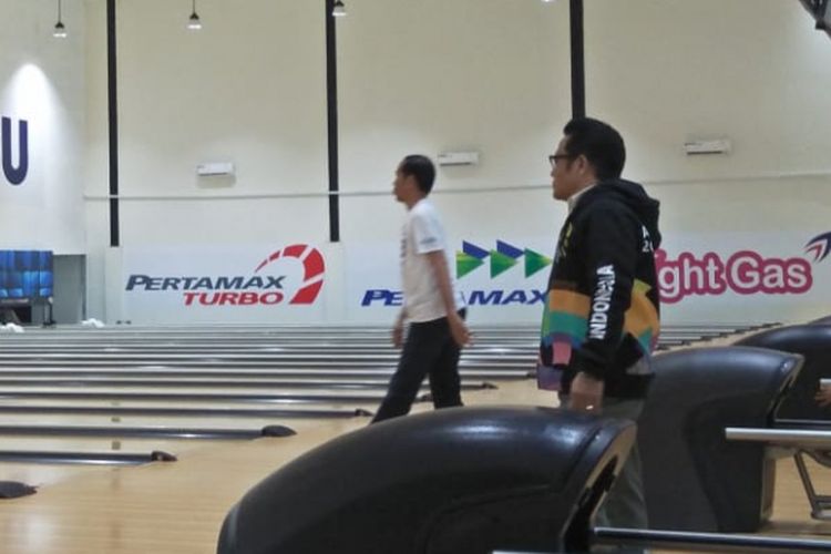 Jokowi dan Cak Imin, bermain bola Bowling di venus JSC, Palembang, Sumatera Selatan