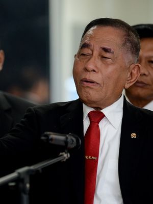 Menteri Pertahanan Ryamizard Ryacudu (tengah) menjawab pertanyaan dari wartawan di Kementerian Pertahanan, Jakarta, Rabu (12/6/2019). Ryamizard Ryacudu menyatakan keamanan jelang sidang sengketa Pemilihan Presiden 2019 di Mahkamah Konstitusi (MK) pada 14 Juni 2019, berjalan kondusif. ANTARA FOTO/M Risyal Hidayat/nz.