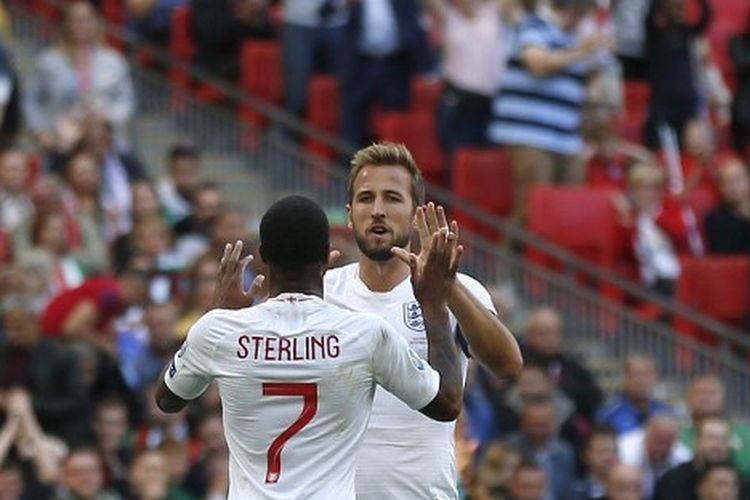 Raheem Sterling menyelamati Harry Kane yang mencetak gol pada pertandingan Inggris vs Bulgaria di Stadion Wembley dalam kualifikasi Euro 2020, 7 September 2019. 