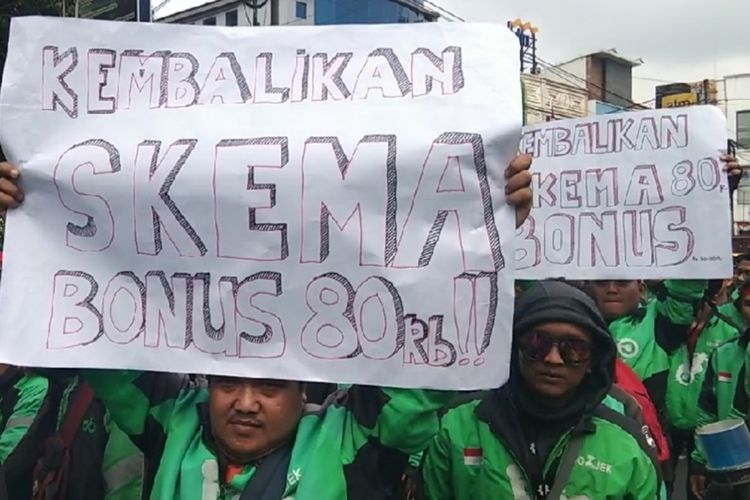 Ribuan pengemudi ojol dan taksi online berumpul untuk melakukan audiensi  di Pendopo Wakil Bupati Banyumas, Purwokerto, Jawa Tengah, Kamis (22/8/2019).