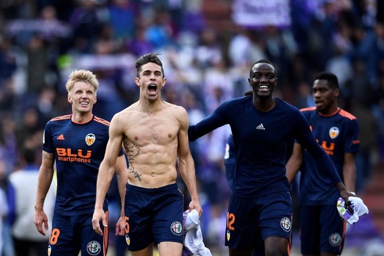 Para pemain Valencia merayakan keberhasilan ke Liga Champions musim depan seusai menang versus Real Valladolid di Stadion Jose Zorrilla dalam pertandingan Liga Spanyol, 18 Mei 2019. 