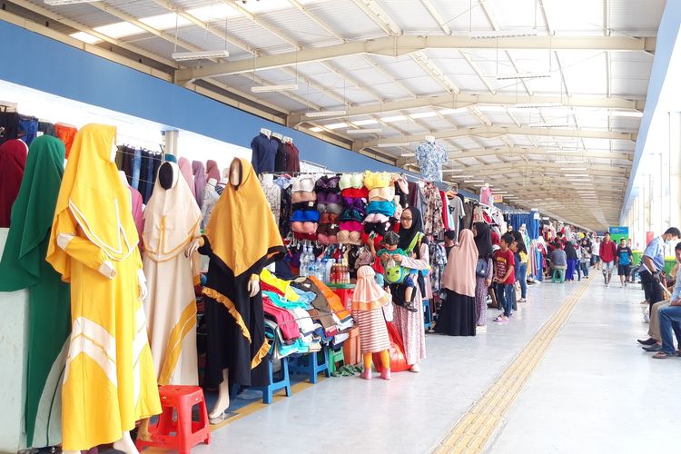 Pedagang di skybridge Tanah Abang, Jakarta Pusat, Rabu (20/3/2019)