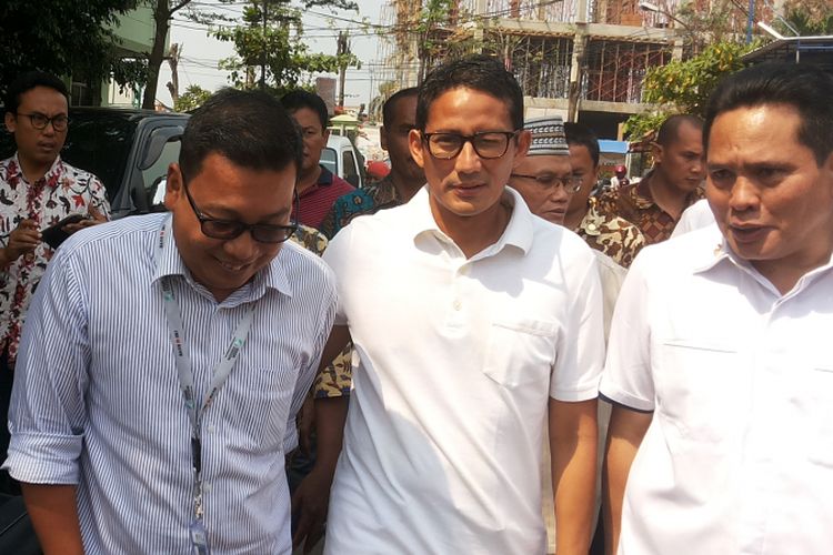 Wakil gubernur DKI Jakarta terpilih Sandiaga Uno saat menyambangi Pasar Induk Cipinang, Jakarta Timur, Jumat (12/5/2017). Kedatangannya bertujuan untuk mengecek harga beras jelang masuknya bulan ramadhan.