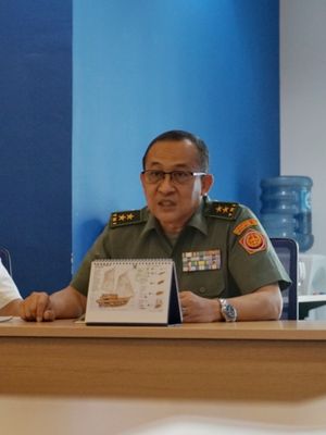 Kepala Pusat Penerangan (Kapuspen) TNI Mayor Jenderal Sisriadi saat mengunjungi Menara Kompas, Palmerah, Jakarta Barat, Selasa (12/2/2019). 
