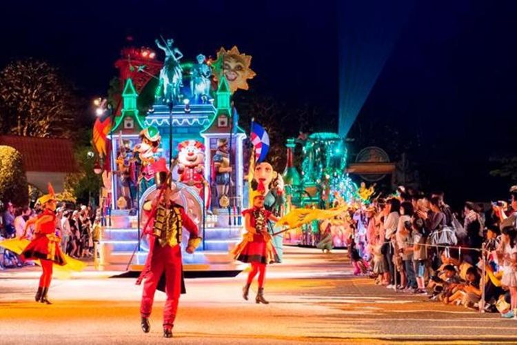 Kita dapat menikmati parade malam “Espana Carnival Adelante” yang berkilauan dengan suasana yang berbeda dengan siang hari 