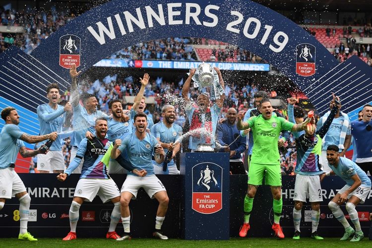 Para pemain Manchester City merayakan keberhasilan mereka meraih Piala FA usai mengalahkan Watford pada laga final yang berlangsung di Stadion Wembley, London, Sabtu (18/5/2019).