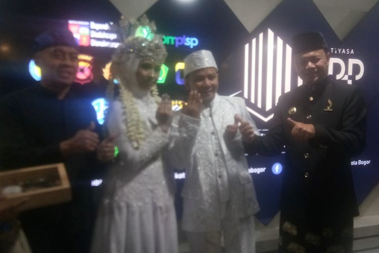 Wali Kota Bogor Bima Arya Sugiarto saat menjadi saksi dalam acara akad nikah yang berlangsung di Mall Pelayanan Publik, Lippo Plaza Keboen Raya, Rabu (21/8/2019).