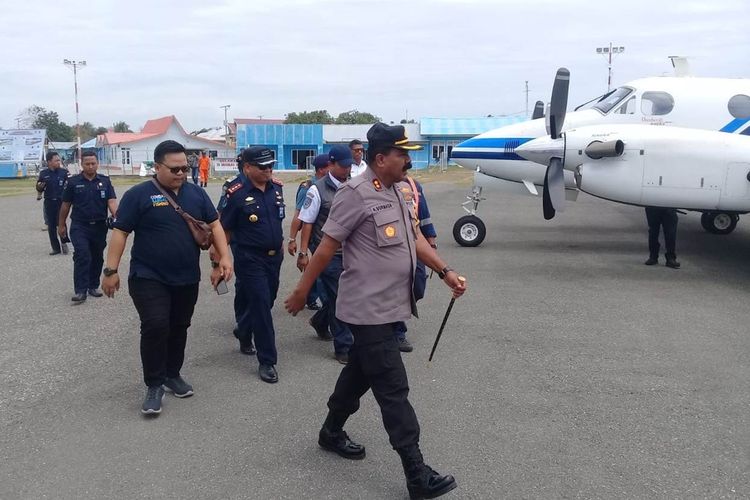 Kapolres Kepulauan Aru, AKBP Adolof Bormasa bersama rombongan mulai bergegas naik ke atas pesawat di Bandara Rar Guamar, Dobo untuk mengikuti operasi pencarian korban ABK KM Mina Sejati melalui udara, Kamis siang (29/8/2019), Foto: Humas Polres Aru