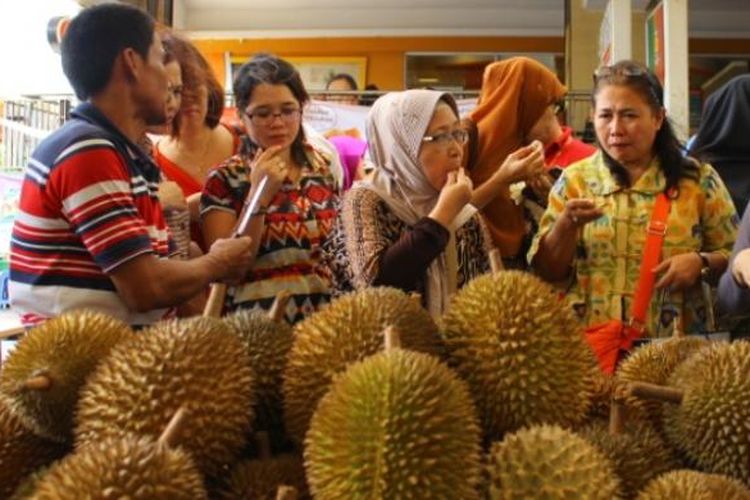 Mencicipi durian khas Pandeglang, Banten, saat Duren Fair 2016 di selasar A blok M square.