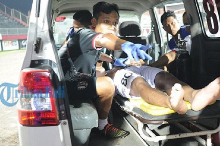 Ricky Nova dilarikan ke rumah sakit setelah terlibat kericuhan dalam laga antara tim U-19 Bali United dan Bhayangkara FC di Stadion I Wayan Dipta, Gianyar, Sabtu (21/10/2017).