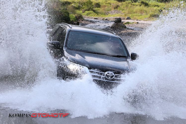 Uji ketangguhan Toyota Fortuner 4x4 VRZ di Kali Kuning Merapi