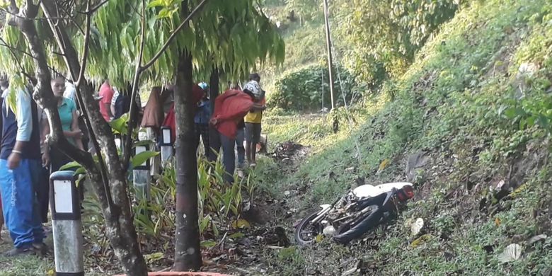 Dua pengendara Kawasaki Ninja meninggal dunia di tempat usai menabrak tiang di pendakian Sampoddo, Desa Padang Kalua, Kecamatan Bua, Kabupaten Luwu, Sulawesi Selatan, Jumat (09/11/2018). 