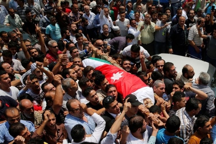 Warga Yordania menggotong jenazah Mohammed Jawawdeh, salah satu korban penembakan yang dilakukan tentara Israel di kedutaan besarnya di Amman, 23 Juli 2017.
