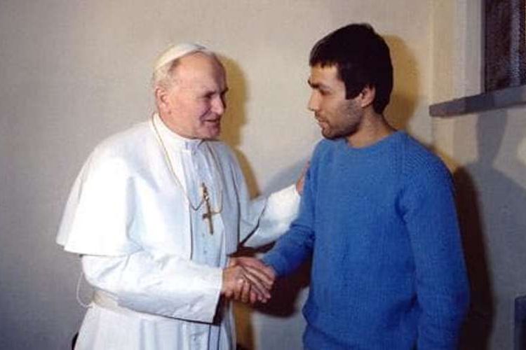 Paus Yohanes Paulus II bertemu dengan Mehmet Ali Agca, pria yang mencoba membunuhnya, di sebuah penjara di Italia pada 1983.