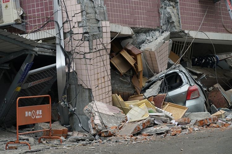 Sebuah mobil hancur tertimpa gedung yang ambruk akibat gempa bermagnitudo 6,4 yang mengguncang kota Hualien di pesisir utara Taiwan, Selasa (6/2/2018).