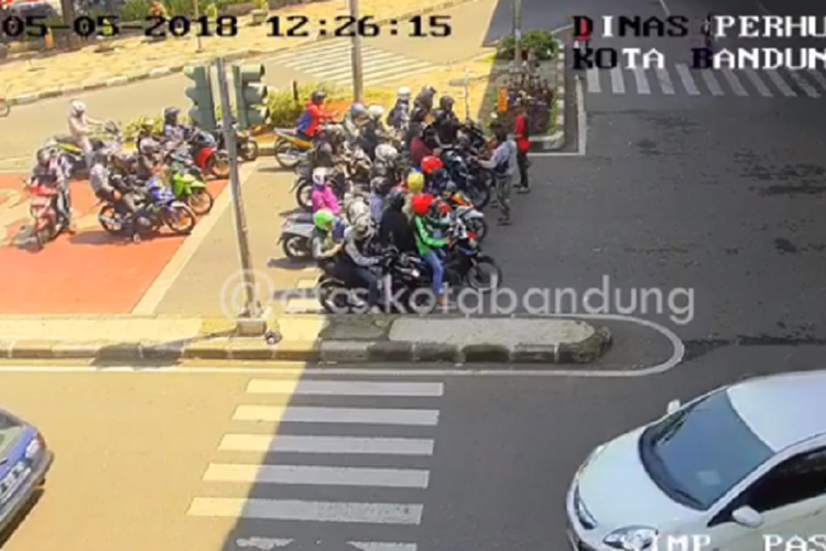 Video saat petugas Dinas Perhubungan setempat menegur para pengendara motor pelanggar zebra cross di simpang Paskal pada akhir pekan lalu. 