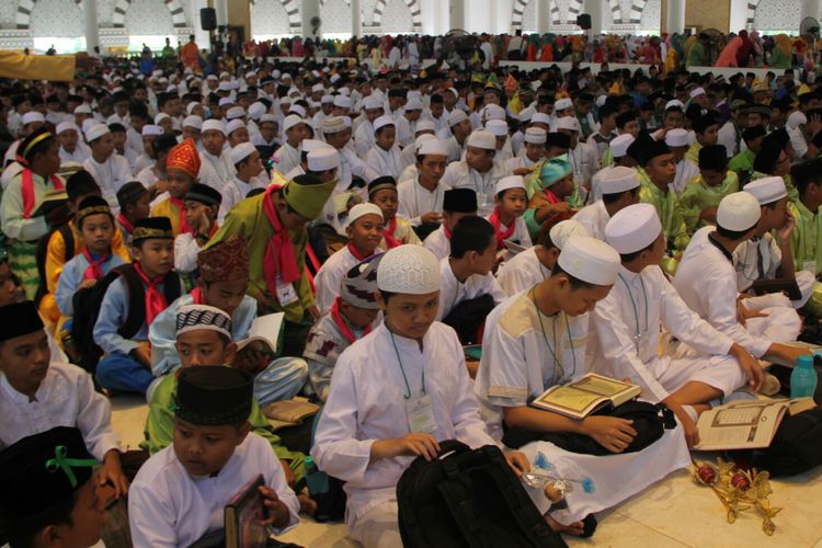 Sebanyak 27.649 peserta Khataman Al Quran yang berhasil memecahkan rekor Muri di Masjid Mujahidin, Pontianak, Kalimantan Barat (14/10/2017)