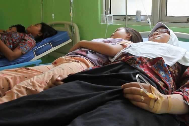 Tim medis puskesmas Suranggala Kabupaten Cirebon melakukan pemeriksaan terhadap kondisi empat pelajar yang masih mengalami mual pusing pasca mengonsumsi jajanan sekolah yang diduga menyebabkan keracunan.