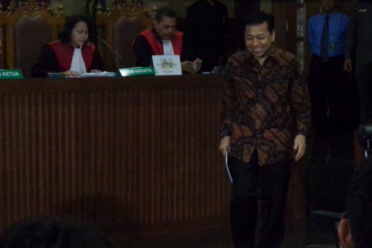 Mantan Ketua DPR RI Setya Novanto saat memasuki ruang sidang di Pengadilan Tindak Pidana Korupsi Jakarta, Kamis (27/12/2017).