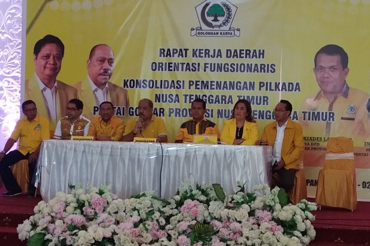 Plt Ketua Umum Golkar Melchias Markus Mekeng (tengah), saat memberikan keterangan pers kepada sejumlah wartawan di Kupang, Rabu (2/5/2018).