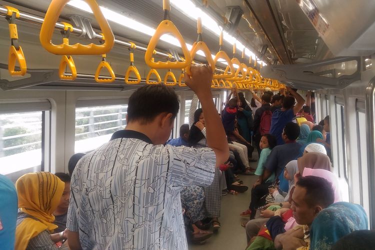 Para penumpang LRT Palembang