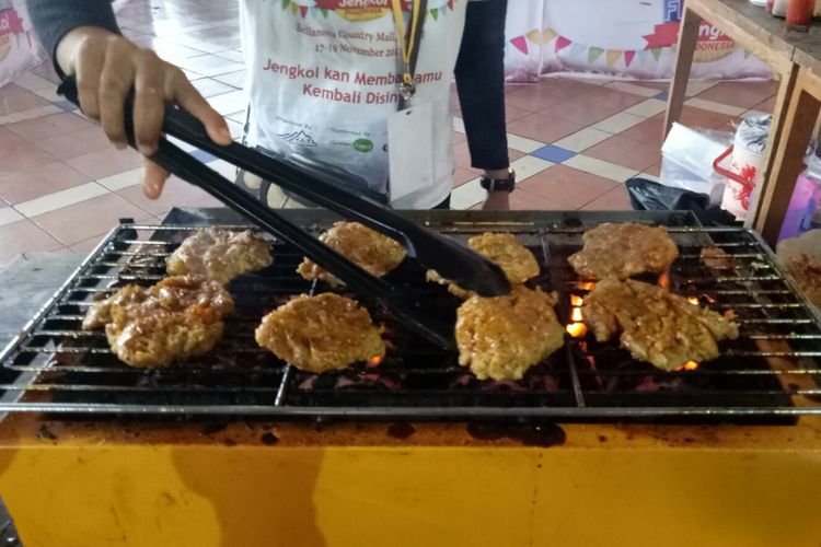 Steak yang terbuat dari olehan jengkol, hidangan ini menjadi yang paling laris dalam Festival Jengkol Indonesia, di Bellanova Mall, Bogor, 17-19 November 2017