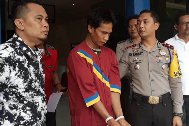 Pelaku Agus Adrian (31) yang merupakan polisi gadungan saat berada di Polsek Ilir Timur 1 Palembang, Sumatera Selatan, Senin ( 10/9/2018).