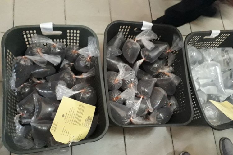 Satreskrim Polsek Tambun bekuk penjual minuman keras oplosan jenis ginseng di Kampung Kobak, Kecamatan Tambun Selatan, Kabupaten Bekasi, Jumat (14/9/2018).