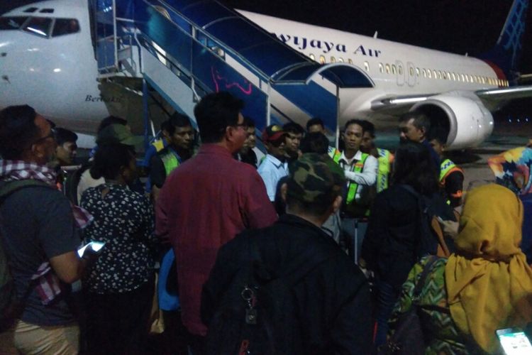 Para penumpang Sriwijaya SJ589 tujuan Makassar-Jakarta saat turun dari pesawat di Bandara Hasanuddin Makassar akibat tidak adanya kejelasan keberangkatan (16/11/2018)