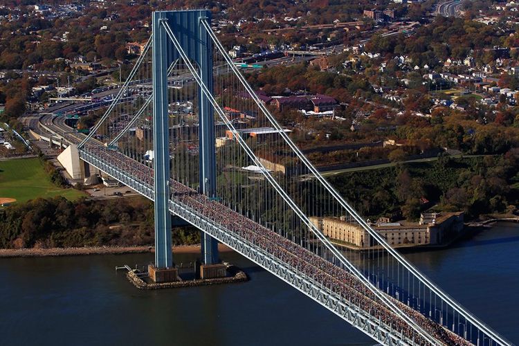 Nama jembatan Verrazzano-Narrows yang menghubungkan Brooklyn dengan Staten Island ini sebelumnya ditulis dengan hanya satu huruf Z dan baru diperbaiki setelah lebih dari 50 tahun diresmikan.