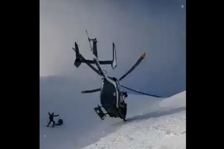 Misi helikopter dari Peloton de Gendarmerie de Haute Montagne (Polisi Gunung Perancis) menyelamatkan pemain ski yang terluka di Pegunungan Alpen terekam oleh kamera. (Facebook/Nicolas Derely).