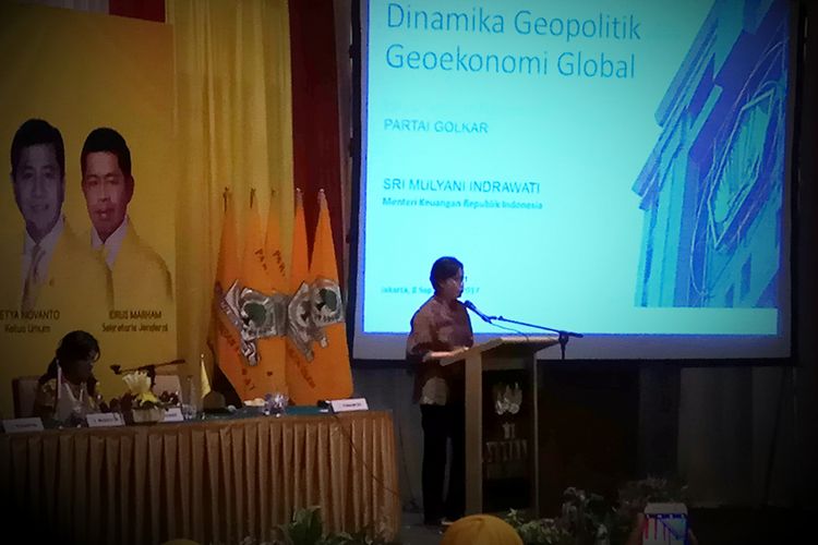 Menteri Keuangan (Menkeu) Sri Mulyani Indrawati menjadi pemateri dalam Pendidikan dan Pelatihan (Diklat) Komunikator Politik Nasional Partai Golkar yang digelar di The Sultan Hotel, Jakarta, Jumat (8/9/2017).