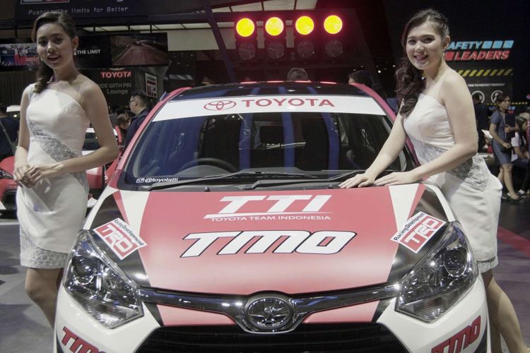 Sales Promotion Girl berpose di samping mobil yang dipamerkan saat acara Gaikindo Indonesia Internasional Auto Show (GIIAS) 2018 di ICE BSD, Tangerang, Banten, Minggu (05/08/2018). Pada pameran otomotif GIIAS kali ini mengusung tema Beyond Mobility yaitu mobil-mobil teknologi masa depan yang diklaim ramah lingkungan, Acara ini akan berlangsung hingga 12 Agustus 2018.