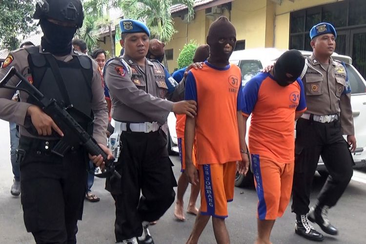 Para tersangka kasus penyalahgunaan dan peredaran narkoba saat dikeler petugas di Mapolres Jombang, Jumat (14/12/2018). Salah satu tersangka, diduga dikendalikan seseorang dari dalam Lapas.