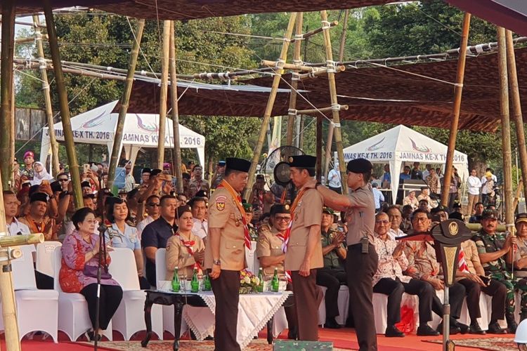 Ketua Kwartir Nasional Gerakan Pramuka Budi Waseso memberikan anugerah penghargaan tertinggi yaitu Tunas Kencana kepada Presiden Joko Widodo. Penghargaan itu diberikan saat Presiden Jokowi menghadiri peringatan hari ulang tahun Pramuka ke-58 di Bumi Perkemahan Cibubur, Jakarta Timur, Rabu (14/8/2019). 
