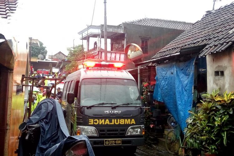 Mobil ambulans saat membawa balita yang tertimbun material longsoran talud Sungai Winongo di Jlagran, Pringgokusuman, Gedongtengen, Kota Yogyakarta.