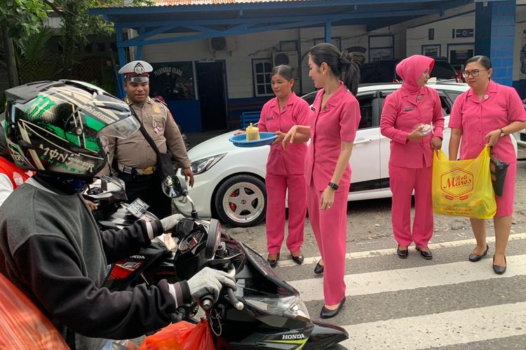 Polantas dan Ibu-ibu Bhayangkari ketika akan memberikan imbauan tertib berlalulintas dan membagikan takjil, Kamis (9/5/2019)