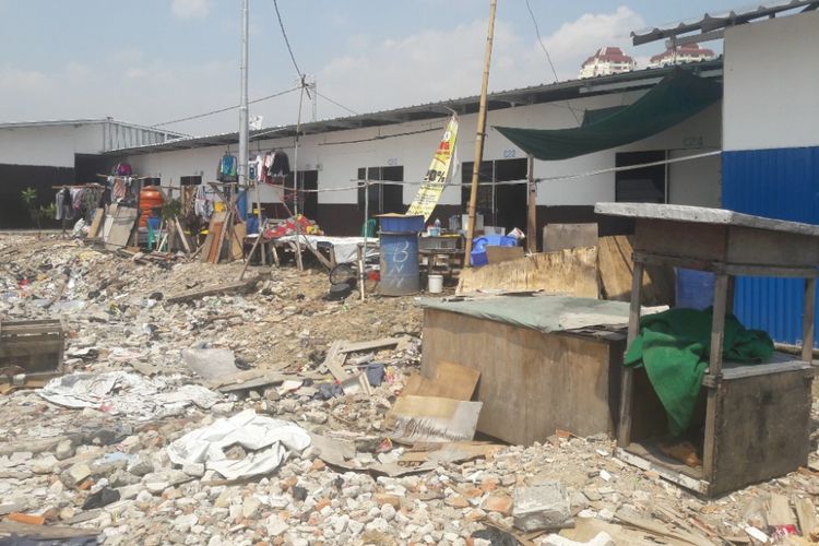 Shelter atau tempat tinggal sementara berdiri di tengah puing-puing bekas Kampung Akuarium, Rabu (11/4/2018). 