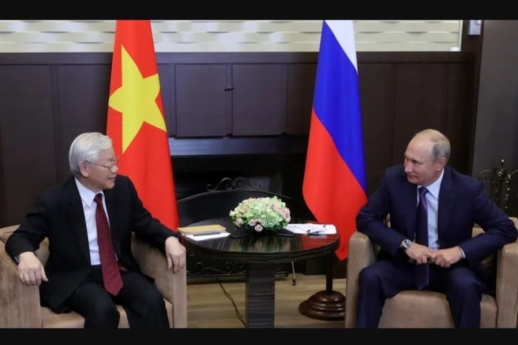 Sekjen Partai Komunis Vietnam, Nguyen Phu Trong (kiri) saat bertemu dengan Presiden Rusia Vladimir Putin, pekan lalu.