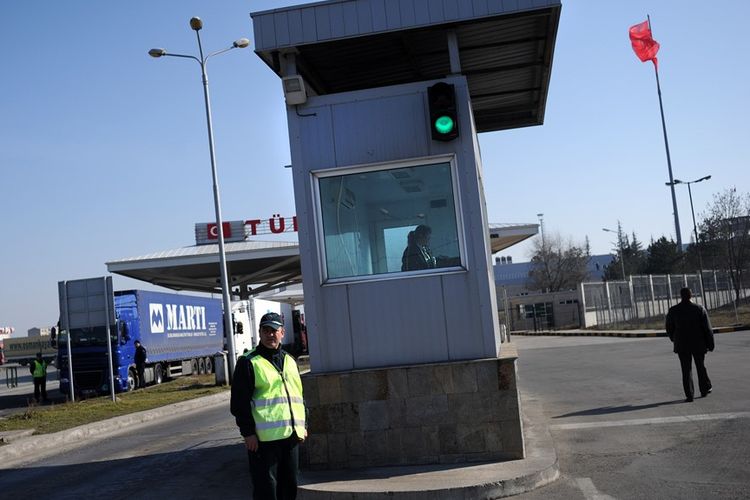 Polisi perbatasan berjaga di perbatasan Bulgaria dan Turki di Kapitan Andreevo.