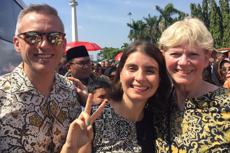 Tiga warga asing ikut mengantre acara open house Jokowi di kawasan Monas.