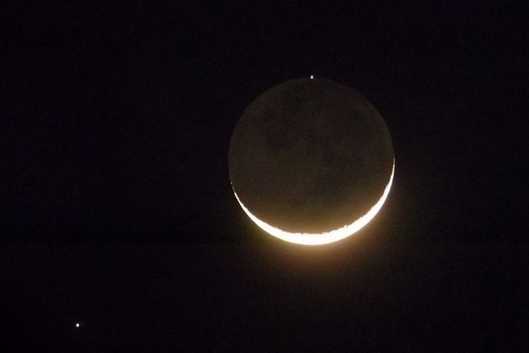 Bulan dan Regulus (titik di atas bulan) tepat sebelum gerhana.