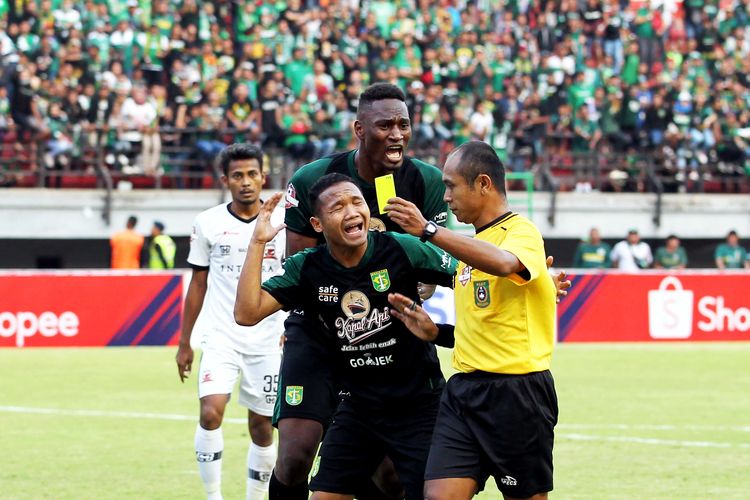 Salah satu pemain asing Persebaya SUrabaya, Amido Balde (tengah).