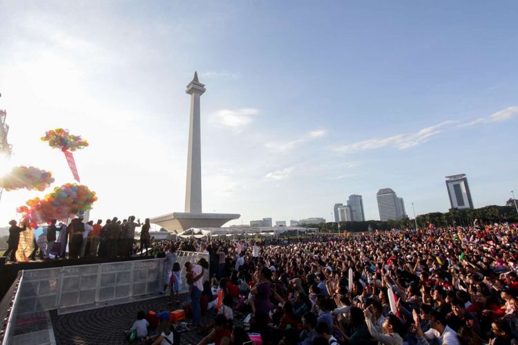 Pelepasan balon sebagai simbolis doa saat merayakan paskah bersama di Monumen Nasional, Jakarta, Minggu (1/4/2018). Acara yang digelar oleh Gereja Bethel Indonesia (GBI) tersebut dihadiri Gubernur DKI Jakarta Anies Baswedan serta sejumlah pejabat DKI Jakarta.